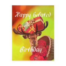 Cerf avec des cadeaux d'anniversaire tardif.