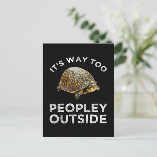 Carte Postale C'est beaucoup trop peuplé dehors (Debout devant)