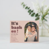 Carte Postale C'est de retour sur la photo de script rouge vif e (Debout devant)