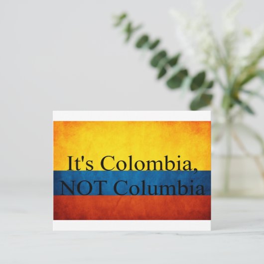 Carte Postale C'est la Colombie, PAS la Colombie (Debout devant)