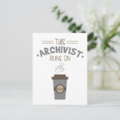 Carte Postale Cet Archiviste Fait Du Café (Debout devant)