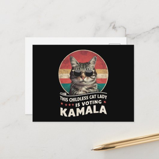 Carte Postale Cette dame aux chats sans enfants vote Kamala (Devant/Arrière en situation)
