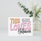 Carte Postale Cette fille adore Halloween (Debout devant)