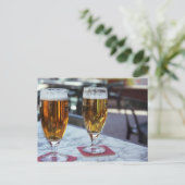 Carte Postale Chablis; deux bières cool à 42 degrés chaud été (Debout devant)