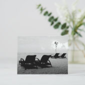 Carte Postale Chaises et parasols sur la plage (Debout devant)