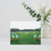 Carte Postale Chaises longues disposées dans le parc vert, Londr (Debout devant)