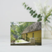 Carte Postale Chalet de chaume dans Bunratty Folk Park - Irlande (Debout devant)