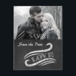 Carte Postale Chalkboard Love Enregistrer la date<br><div class="desc">Les images de tableau de bord sont populaires, et cette carte de Mariage Save the Date est particulièrement élégante. Votre photo (noir et blanc ou couleur) est en haut, avec un joli défilement de tableau qui encadre le mot LOVE. Le dos de la carte offre beaucoup de place pour votre...</div>