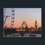 Carte Postale Chambres du Parlement et le London Eye<br><div class="desc">Photographie de voyage. Photographie de la ville. Les villes célèbres ! Big ben. Chambres du Parlement et London Eye, Westminster, Londres, Royaume-Uni | Peter Adams | AssetID : 84935974</div>