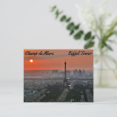 Carte Postale Champ de Mars, Tour Eiffel (Debout devant)
