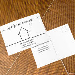 Carte Postale Changement d'adresse à la mode Nouvelle maison<br><div class="desc">Cette carte de faire-part en mouvement branchée présente une typographie moderne et chic. Ces cartes minimalistes comportent un dessin simple d'une maison pour une famille qui a déménagé dans une nouvelle maison. Envoyez votre changement d'adresse à vos amis et à votre famille. Élégant et classe.</div>