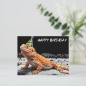 Carte Postale Chapeau d'anniversaire portant un dragon barbu d'a (Debout devant)