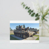 Carte Postale Char de combat Camouflage Désert  (Debout devant)