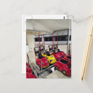 Carte Postale Chariots Colorés Mignons dans un Espace de Centre