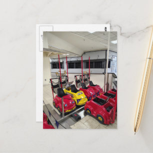 Carte Postale Chariots Colorés Mignons dans un Espace de Centre