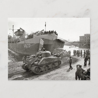 Carte Postale Chars Sherman de la Seconde Guerre mondiale débarq