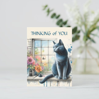 Carte Postale Chat bleu russe en fenêtre avec fleurs d'été