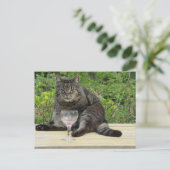 Carte Postale Chat "Bram" sur la table avec un verre de vin (Debout devant)