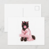 Carte Postale Chat dans une robe rose avec bigoudis et bubble-gu (Devant / Derrière)