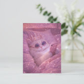 Carte Postale Chat de princesse gâtée en train de texter au lit (Debout devant)