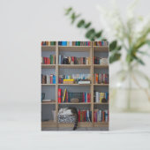 Carte Postale Chat dormir dans les livres de bibliothèque (Debout devant)