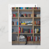 Carte Postale Chat dormir dans les livres de bibliothèque (Devant / Derrière)