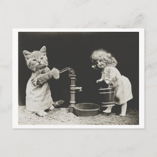 Carte Postale Chat et poupée à la pompe à eau Vintage Oddity