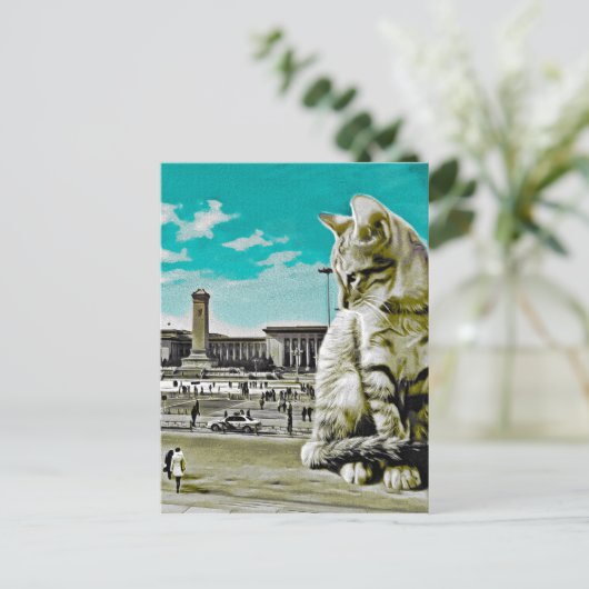 Carte Postale Chat Géant Assis Dans Le Collage Surréel Carré (Debout devant)
