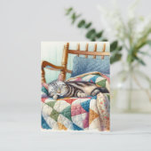 Carte Postale Chat gris doux dormant sur une courtepointe (Debout devant)