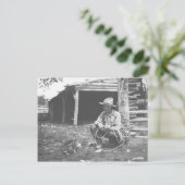 Carte Postale Chat mangeant dans une boîte de café. (Debout devant)