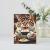 Carte Postale Chat mignon mangeant un rouleau de sushi (Debout devant)