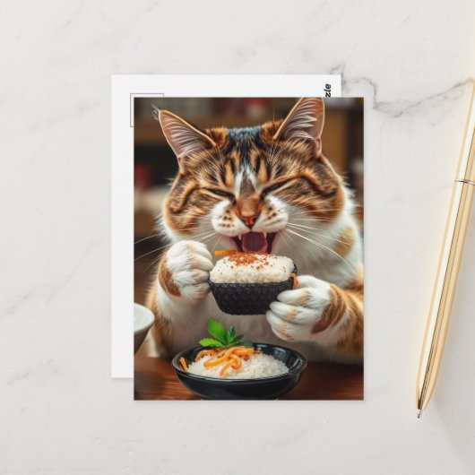 Carte Postale Chat mignon mangeant un rouleau de sushi (Devant/Arrière en situation)