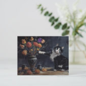 Carte Postale Chat noir et blanc assommant le vase de table (Debout devant)