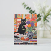 Carte Postale Chat noir sur la table avec livres fleurs fruits (Debout devant)