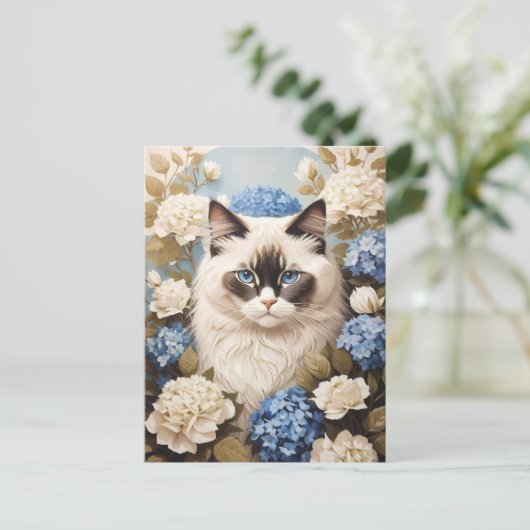Carte Postale Chat Ragdoll Avec Fleurs Bleues D'Hydrangée (Debout devant)