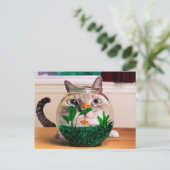 Carte Postale Chat regardant le poisson dans l'aquarium (Debout devant)