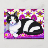Carte Postale Chat Tuxedo noir et blanc sur un coussin (Devant)