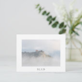 Carte Postale Château de chaume entouré de nuages (Debout devant)