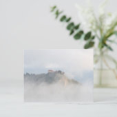 Carte Postale Château de chaume entouré de nuages (Debout devant)