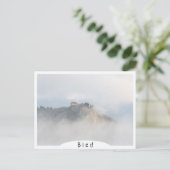 Carte Postale Château de chaume entouré de nuages (Debout devant)