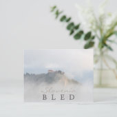 Carte Postale Château de chaume entouré de nuages (Debout devant)