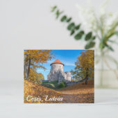 Carte Postale Château médiéval entouré de forêt (Debout devant)