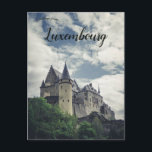 Carte Postale Château Vianden à Vianden Luxembourg<br><div class="desc">Cette carte postale présente le château de Vianden à Vianden, Luxembourg. Il est l'un des plus grands châteaux fortifiés à l'ouest du Rhin et a été construit entre le XIe et le XIVe siècle sur les fondations d'un château romain et d'un refuge carolingien. Jusqu'au début du 15ème siècle, elle abritait...</div>