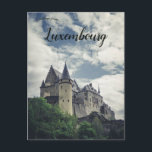 Carte Postale Château Vianden à Vianden Luxembourg<br><div class="desc">Cette carte postale présente le château de Vianden à Vianden, Luxembourg. Il est l'un des plus grands châteaux fortifiés à l'ouest du Rhin et a été construit entre le XIe et le XIVe siècle sur les fondations d'un château romain et d'un refuge carolingien. Jusqu'au début du 15ème siècle, elle abritait...</div>