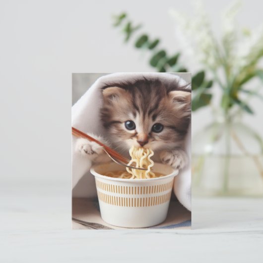 Carte Postale Chaton adorable mangeant des nouilles Ramen (Debout devant)