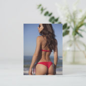 Carte Postale ● Chaud ! ● Photo de la plage de bikini rouge (Debout devant)