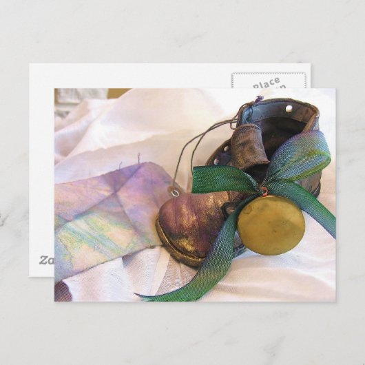 Carte Postale Chaussure de bébé ancienne et médaillon (Devant / Derrière)