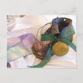 Carte Postale Chaussure de bébé ancienne et médaillon (Devant)