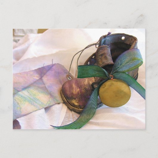 Carte Postale Chaussure de bébé ancienne et médaillon (Devant)