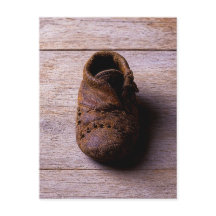 Chaussure de bébé en cuir antique, histoire faite